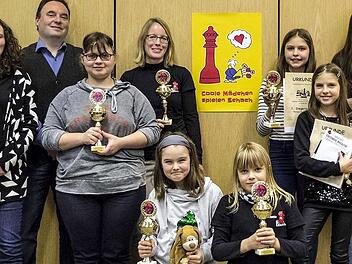 Die Sieger mit (v.l.) Turnierleiterin Stefanie Birke, Bürgermeister Michael Pöhnlein, Vanessa Gremer (U18, Kronacher SK), Christina Leuchsenring (Frauen, ATSV Oberkotzau), Cora Hergenröder (U10, SC Bamberg), Viktoria Plakidina (U8, ATSV Oberkotzau), Melissa Reifschneider (U14, TSV Bindlach Aktionär), Milena Reifschneider (U12, TSV Bindlach Aktionär) und Annika Petzold (U16, TSV Bindlach Aktionär).  Foto: Michael Wunder