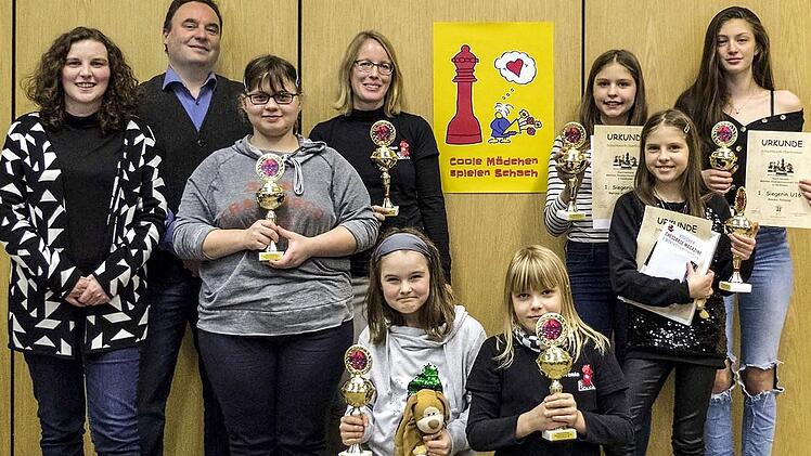 Die Sieger mit (v.l.) Turnierleiterin Stefanie Birke, Bürgermeister Michael Pöhnlein, Vanessa Gremer (U18, Kronacher SK), Christina Leuchsenring (Frauen, ATSV Oberkotzau), Cora Hergenröder (U10, SC Bamberg), Viktoria Plakidina (U8, ATSV Oberkotzau), Melissa Reifschneider (U14, TSV Bindlach Aktionär), Milena Reifschneider (U12, TSV Bindlach Aktionär) und Annika Petzold (U16, TSV Bindlach Aktionär).  Foto: Michael Wunder