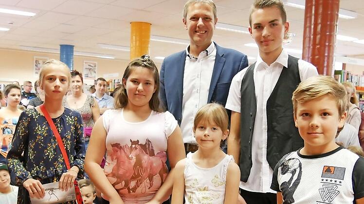 B&uuml;rgermeister Marco Steiner und Zauberer Noah Stroehl freuen sich mit den Siegern Marie Maul, Lena Karsch, Annika Friedel und Henrik Weidinger &uuml;ber den sch&ouml;nen Abschluss des Leseclubs 2019.