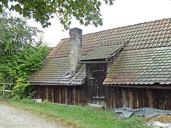 Die alte Schmiede neben dem Jugend- und Vereinshaus (l.) in Engelhardsberg soll abgerissen werden. An deren Stelle soll das neue Engelhardsberger Feuerwehrgerätehaus entstehen.