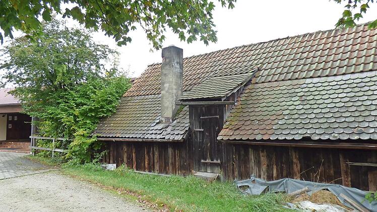 Die alte Schmiede neben dem Jugend- und Vereinshaus (l.) in Engelhardsberg soll abgerissen werden. An deren Stelle soll das neue Engelhardsberger Feuerwehrgerätehaus entstehen.