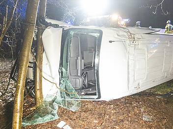 Baunach: Gegen mehrere B&auml;ume geprallt: Feuerwehr rettet 34-J&auml;hrige aus Kastenwagen