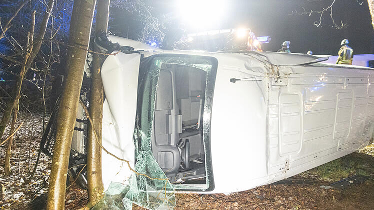 Baunach: Gegen mehrere B&auml;ume geprallt: Feuerwehr rettet 34-J&auml;hrige aus Kastenwagen