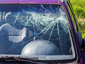 Unbekannte schleudern Gegenstand auf A73 bei Erlangen: Auto beschädigt