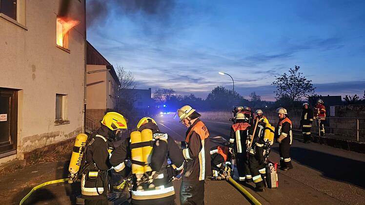 Mitwitz: Industriegebäude in Flammen - mehrere Feuerwehren im Einsatz