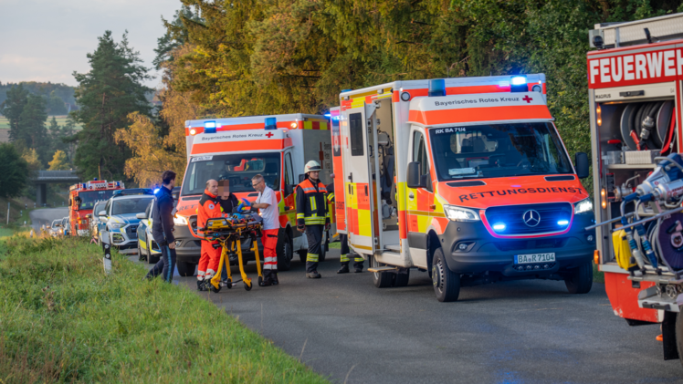 Unfall bei Steinfeld: Verletzter Fahrer muss aus Auto geborgen werden