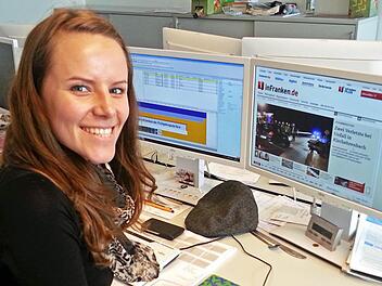 inFranken.de-Testerin Nicole Ahrens prüft das neue Design des Internetportals (Bildschirm Hintergrund). Foto: Tobias Stich inFranken.de-Testerin Nicole Ahrens prüft das neue Design des Internetportals (Bildschirm Hintergrund). Foto: Tobias Stich