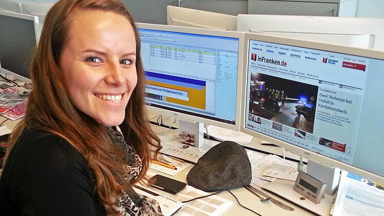 inFranken.de-Testerin Nicole Ahrens prüft das neue Design des Internetportals (Bildschirm Hintergrund). Foto: Tobias Stich