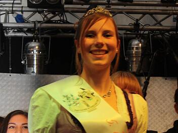 Nadine Gumbert besteigt den Bierthron in Röttenbach.  Fotos: Sonja Werner