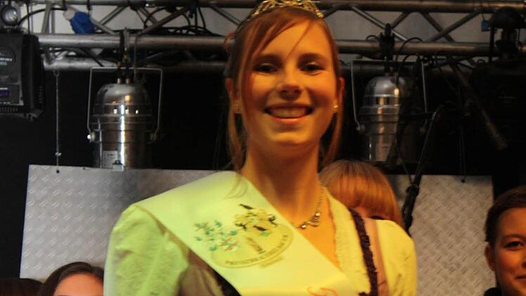 Nadine Gumbert besteigt den Bierthron in Röttenbach.  Fotos: Sonja Werner