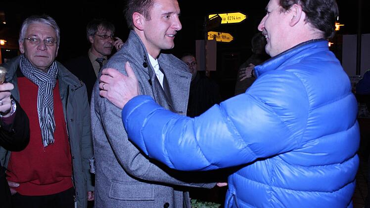 Viele Leute gratulieren dem künftigen Bürgermeister.