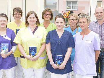 Geschäftsführer Christian Wokel (rechts) begrüßte mit den Mentorinnen Ute Müller und Angelika Wokel die Auszubildenden (von links) Sarah Büttner (Hellingen), Andrea Späth (Maroldsweisach), Susanne Freihube (Eyrichshof), Brigitte Brückner (Maroldsweisach) und Sarah Popp (Leuzendorf). Foto: Gerhard Schmidt