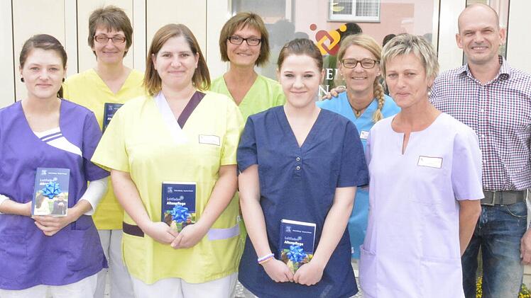 Geschäftsführer Christian Wokel (rechts) begrüßte mit den Mentorinnen Ute Müller und Angelika Wokel die Auszubildenden (von links) Sarah Büttner (Hellingen), Andrea Späth (Maroldsweisach), Susanne Freihube (Eyrichshof), Brigitte Brückner (Maroldsweisach) und Sarah Popp (Leuzendorf). Foto: Gerhard Schmidt