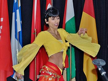 Die gebürtige Türkin Melike Treutlein präsentierte einen Tanz aus ihrer Heimat. Fotos: Sigismund von Dobschütz