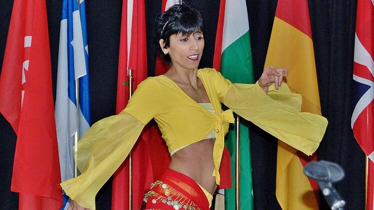 Die gebürtige Türkin Melike Treutlein präsentierte einen Tanz aus ihrer Heimat. Fotos: Sigismund von Dobschütz