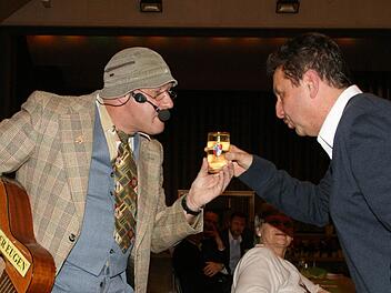 Vom Gast zum Ober: Auf besonders "charmante" Art schickte Bauer Eugen (links) Stefan Pflaum los, ihm einen Schoppen zu besorgen.