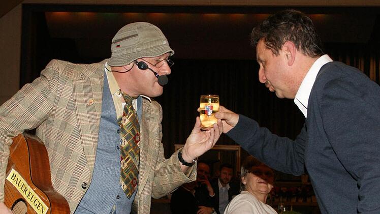 Vom Gast zum Ober: Auf besonders "charmante" Art schickte Bauer Eugen (links) Stefan Pflaum los, ihm einen Schoppen zu besorgen.