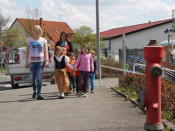 Die Anordnung eines absoluten Haltverbots und einer Feuerwehrzufahrt vor ihrem Kindergarten in der Mainleuser Hauptstraße hat die Eltern aufgebracht. Foto: Stephan Tiroch