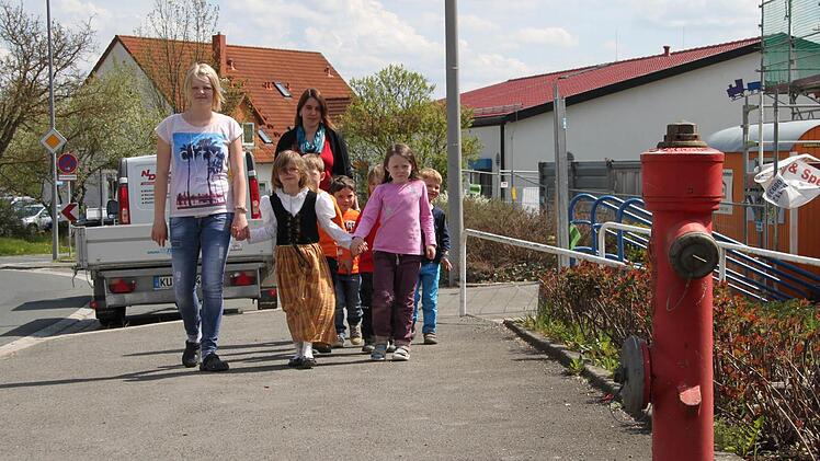 Die Anordnung eines absoluten Haltverbots und einer Feuerwehrzufahrt vor ihrem Kindergarten in der Mainleuser Hauptstraße hat die Eltern aufgebracht. Foto: Stephan Tiroch