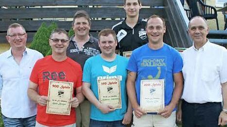 Einer Reihe von Aktiven dankte der FC Hohenberg für Hunderte von absolvierten Spielen in den Vereinsfarben. Bereits 900 Mal hat Gerd Burger das Trikot seines FC Hohenberg übergestreift .