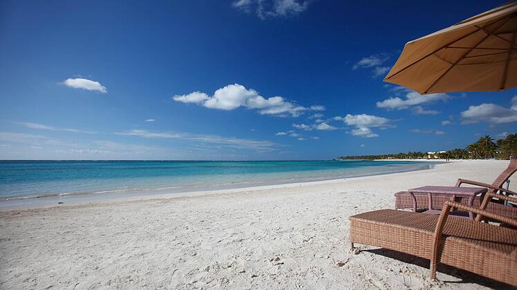 Ein beliebtes Ziel der Deutschen ist in jedem Jahr die Dominikanische Republik. An Traumstränden wie diesem in Punta Cana lässt es sich gut entspannen. Foto: Dominican Republic Ministry of Tourism