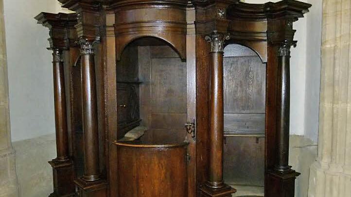 Dieser barocke Beichtstuhl bleibt als Zeugnis der Vergangenheit in der Oberen Pfarre. Fotos: Marion Krüger-Hundrup