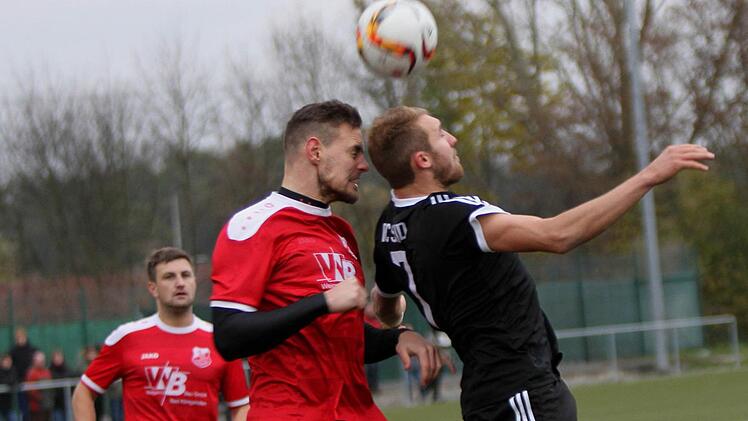 Kopfballduell zwischen dem Sander Andre Karmann (rechts) und dem Aubstadter Julius Benkenstein.