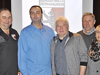 Sie freuten sich über die Auszeichnung langjähriger Mitglieder des SV Rothhausen: (von links) Vorsitzender Bernd Müller, Hubert Müller (40 Jahre), Elmar Meyer (40 Jahre), Dieter Wagner (20 Jahare) und Zweite Bürgermeisterin Judith Dekant. Foto: Daniel Wiener