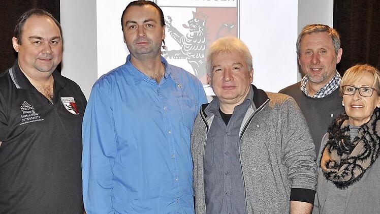 Sie freuten sich über die Auszeichnung langjähriger Mitglieder des SV Rothhausen: (von links) Vorsitzender Bernd Müller, Hubert Müller (40 Jahre), Elmar Meyer (40 Jahre), Dieter Wagner (20 Jahare) und Zweite Bürgermeisterin Judith Dekant. Foto: Daniel Wiener