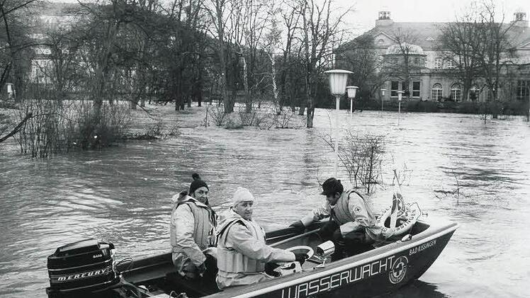 1970: Bei Hochwasser auf der Saale. Foto: Wasserwacht/Gerhard Fuhrmann