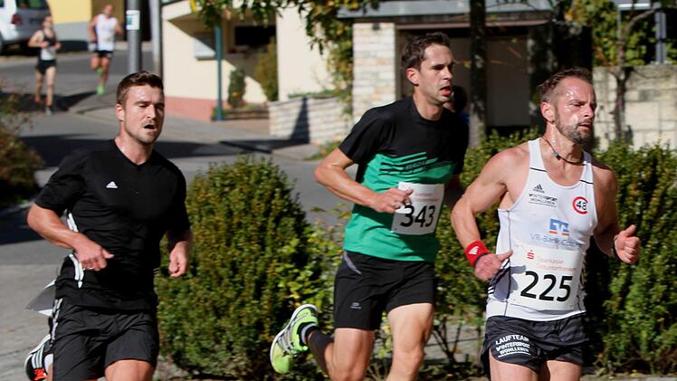 Dem Sieger auf den Fersen sind hier (von links) Sebastian Kern, Lokalmatador Christian Schneidawind und Vorjahressieger Alexander Finsel.