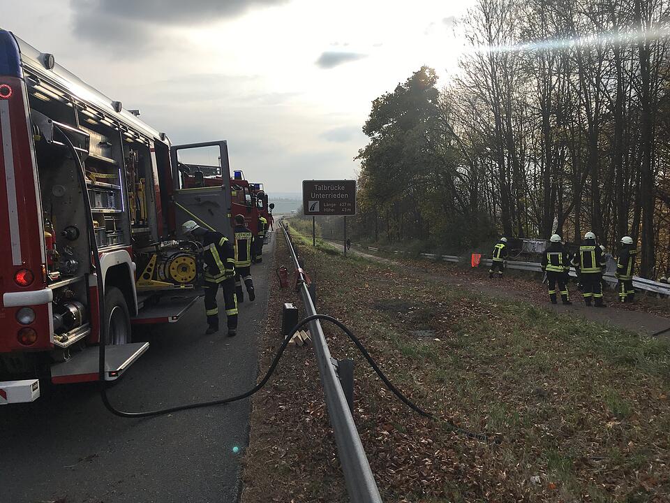 A6 bei Nürnberg: Transporter prallt in Baum - ein Toter