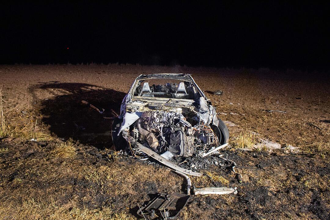 Tödlicher Unfall im Kreis Ansbach: Junge Autofahrerin prallt gegen Baum und stirbt - Auto geht in Flammen auf