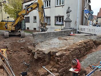 Die eine Mauer ist auf alt gemacht, die andere original: Im Hintergrund die "neue" Mauer mit dem Brunnenheiligen, vorne die Brückenwand aus dem 16. Jahrhundert.  Fotos: Bernhard Panzer