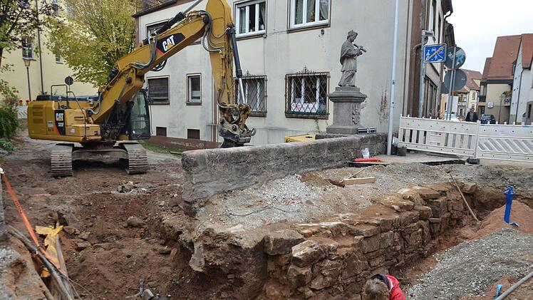Die eine Mauer ist auf alt gemacht, die andere original: Im Hintergrund die "neue" Mauer mit dem Brunnenheiligen, vorne die Brückenwand aus dem 16. Jahrhundert.  Fotos: Bernhard Panzer