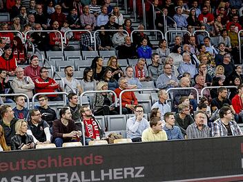 Hochgeklappte Sitzschalen in der Brose-Arena beim Heimspiel gegen Science City Jena - nicht nur auf der Haupttribüne sind in dieser Saison einige Plätze unbesetzt geblieben. Foto: Daniel Löb