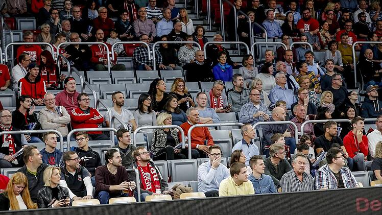 Hochgeklappte Sitzschalen in der Brose-Arena beim Heimspiel gegen Science City Jena - nicht nur auf der Haupttribüne sind in dieser Saison einige Plätze unbesetzt geblieben. Foto: Daniel Löb