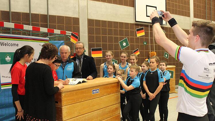 Lukas Kohl (r.) fotografiert den Eintrag ins goldene Buch. Foto: Carmen Schwind