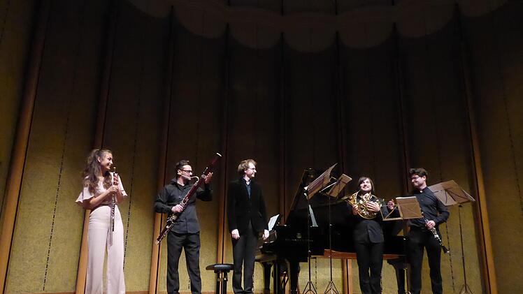 Die Bläsergruppe des Russisch-Deutschen Ensembles mit (v. l.) Aliya Vodovozova (Flöte) Rodion Tolmachev (Fagott), Alexandru Afanasiev (Horn) und Nikita Vaganov (Klarinette). In der Mitte Sergei Redkin (Klavier). Gerhild Ahnert