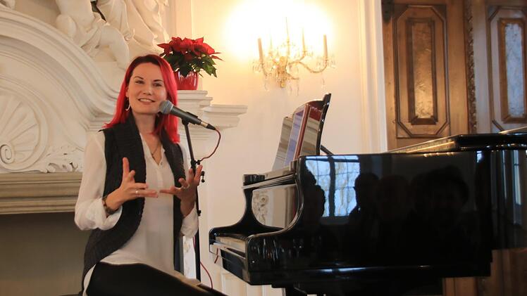 Die Liedermacherin Sarah Straub, die bei den "Liedern auf Banz" dabei sein wird, gab bei der Pressekonferenz im Kaisersaal von Kloster Banz ein kleines Konzert. Foto: Matthias Einwag