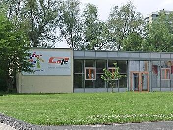 Auf die grüne Wiese vor der Coje soll die Trendsporanlage gebaut werden. Deshalb soll die Coje zum neuen Kinder- und Jugendzentrum werden - so steht es zumindest in einem Papier des Jugendamts. Doch nun sollen erstmal Gespräche geführt werden.