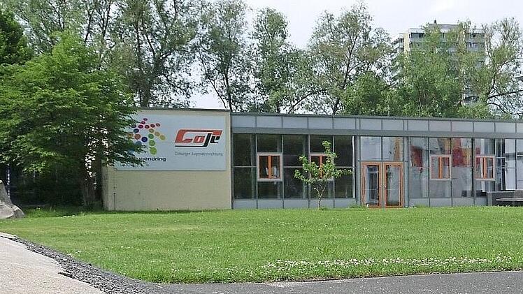 Auf die grüne Wiese vor der Coje soll die Trendsporanlage gebaut werden. Deshalb soll die Coje zum neuen Kinder- und Jugendzentrum werden - so steht es zumindest in einem Papier des Jugendamts. Doch nun sollen erstmal Gespräche geführt werden.