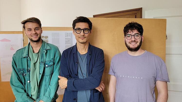 Die Studenten Timo Dötzer (links) und Samuel Kettler (rechts) mit Professor Frank Lang.