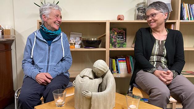 Trauer hat verschiedene Gesichter: Mal ist da nur der Verlust, mal auch Freude über die Vergangenheit. Das Bild zeigt die  ehrenamtlichen Trauerbegleiterinnen Claudia Scheurer (links) und Christine Brandt in den Räumen des Hospizvereins Bad Kissin...