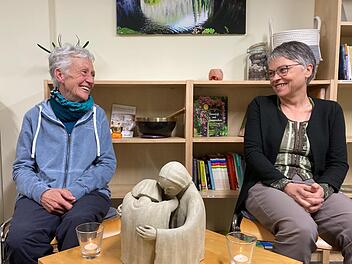 Trauer hat verschiedene Gesichter: Mal ist da nur der Verlust, mal auch Freude über die Vergangenheit. Das Bild zeigt die  ehrenamtlichen Trauerbegleiterinnen Claudia Scheurer (links) und Christine Brandt in den Räumen des Hospizvereins Bad Kissin...