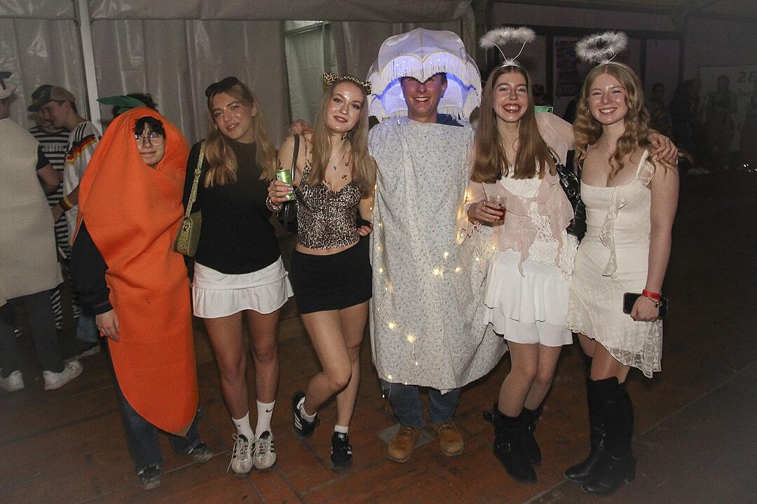 Super Stimmung beim Meeder Zeltfasching 2025!