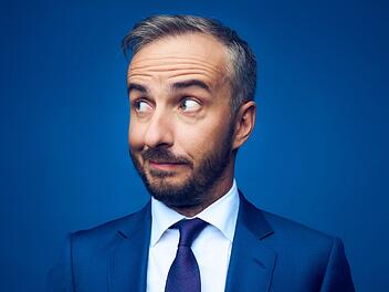 Zu Beginn des Jahres tourte Jan Böhmermann gemeinsam mit dem Rundfunk-Tanzorchester Ehrenfeld durchs Land. Die Höhepunkte der Live-Show "Eisern Ehrenfeld" versammelt der Entertainer nun in einer Spezialausgabe seiner Late-Night-Show.