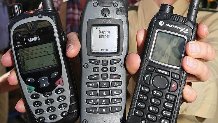 Polizei, Rotes Kreuz und Feuerwehr sollen bald überall per Digitalfunk miteinander kommunizieren. Foto: Peter Kneffel/dpa