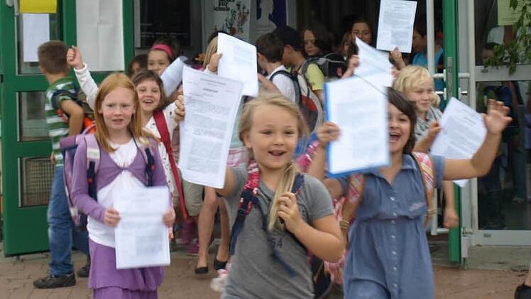 Diese Kinder stürmten mit ihren Zeugnissen aus der Schule Marktrodach.