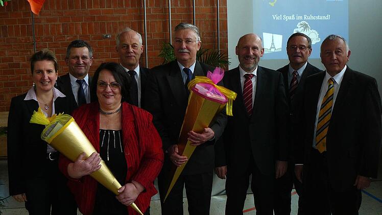 Goldene Schultüten gab es zum Abschied. Unser Bild zeigt (von links) Bürgermeisterin Doris Leithner-Bisani (Ludwigschorgast) und Kollege Herbert Opel (Kupferberg), Ulrike Schröppel, Rektor Michael Pfitzner, Rainer Stingl, Schulrat Mario Schmidt sowie die Bürgermeister Eugen Hain (Guttenberg) und Heinz Burges (Untersteinach).